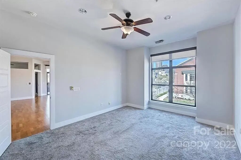 Building Photo - 911 E 8th St