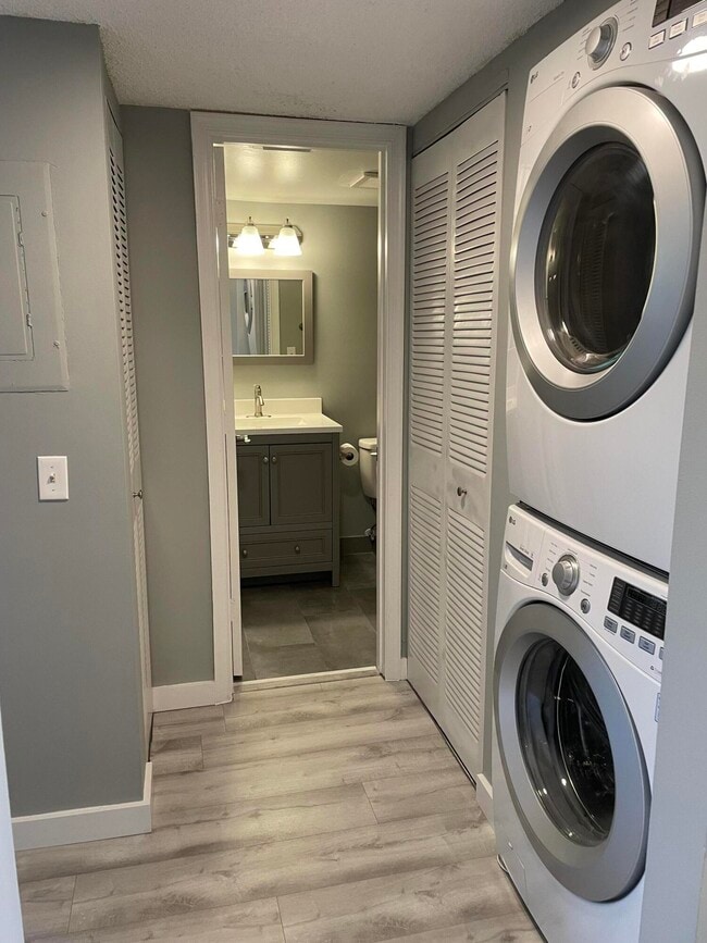 Building Photo - 2800 Palmwood Terrace