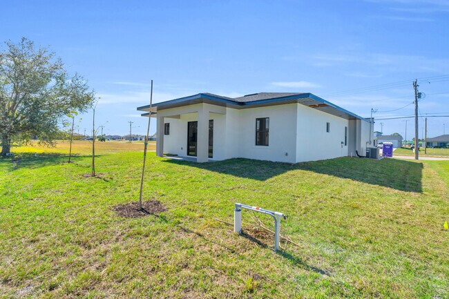 Building Photo - 1021 Chiquita Blvd N