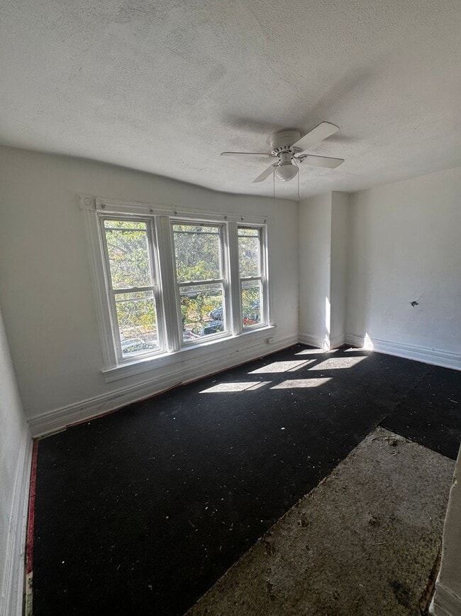 Building Photo - 5 Bedroom 2 bath