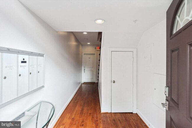 Building Photo - 1116 C St NE