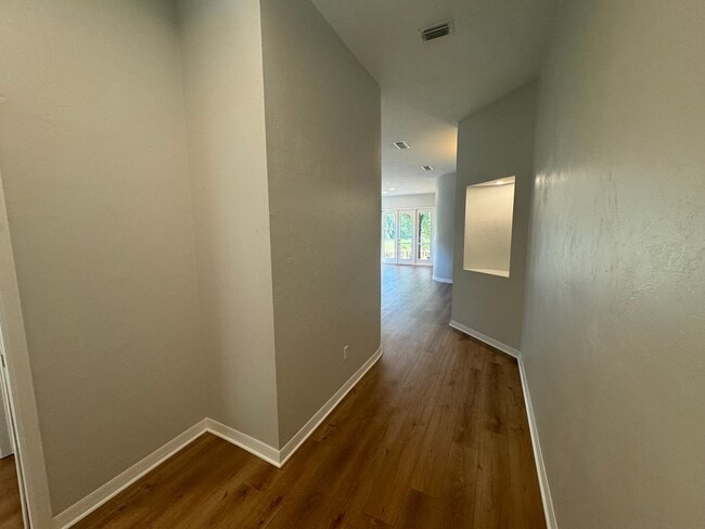 Building Photo - Stunning 3/2 in Haile