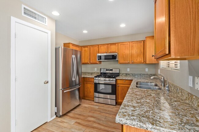 Building Photo - Stunning 3 Bed/2 Bath Home in Gated Commun...