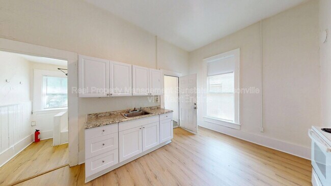 Building Photo - 2324 Moncrief Rd