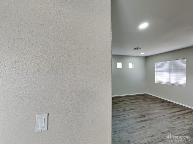 Building Photo - 2618 S Devonna Ln