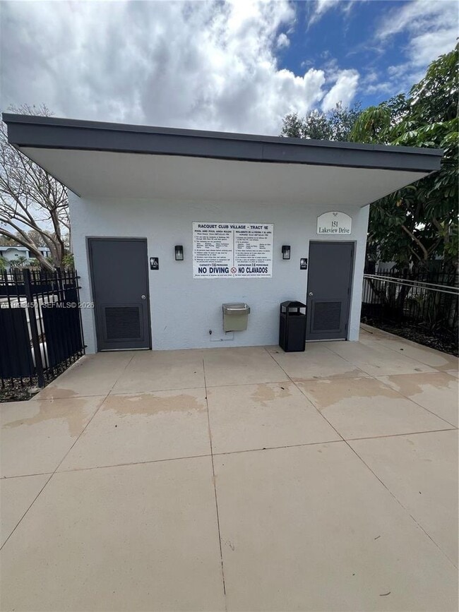 Building Photo - 155 Lakeview Dr