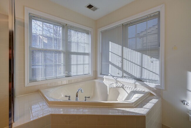 Building Photo - 8827 Montjoy Pl