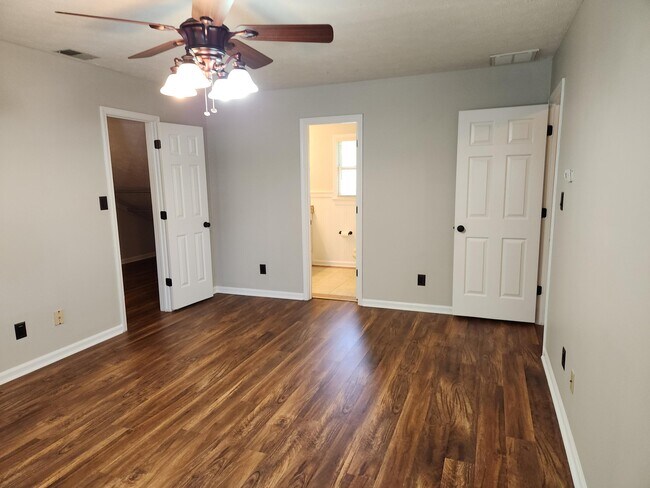Building Photo - 841 Edgewood Dr
