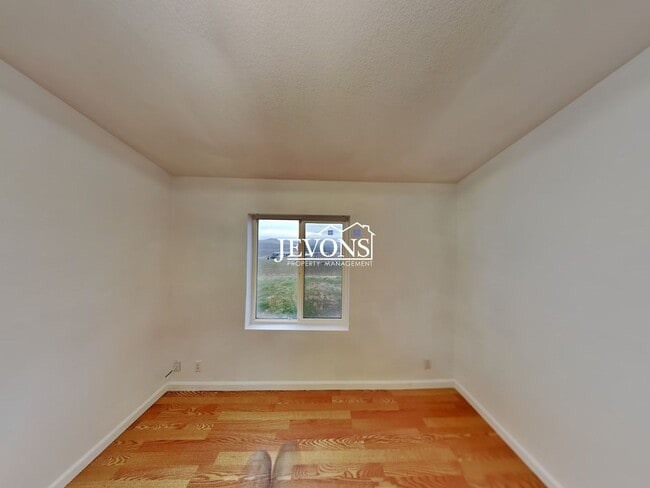 Building Photo - Comfortable Selah Residence with Open Living Space and Easy Commuter Access