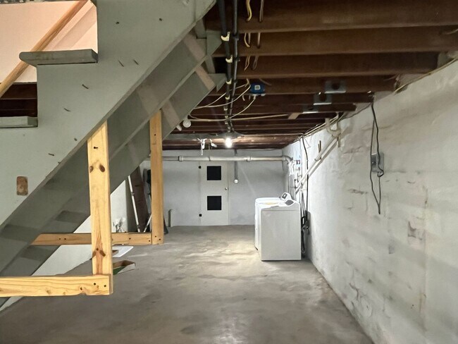 Building Photo - APPLICATION FEES WAIVED, THIS WEEKEND ONLY 3-13-3-15-2026