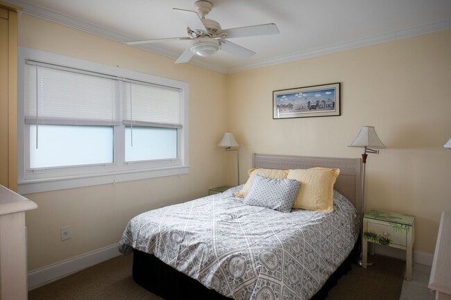 Building Photo - 1 Bedroom 1 Bathroom Furnished Condo pool view- 6 month Lease