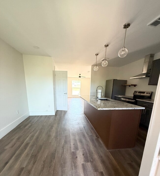 Building Photo - 1912 Sanford Dr