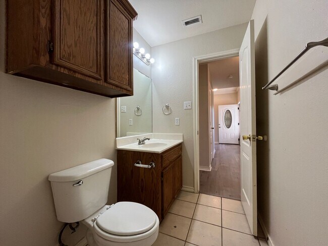 Building Photo - BRICK HOME QUICK COMMUTE TO CROSSTOWN SOUTH