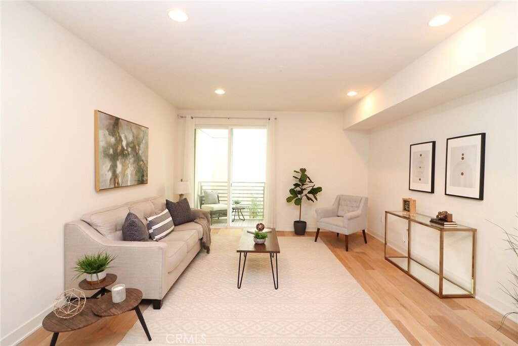 Living - 436 S Virgil Ave
