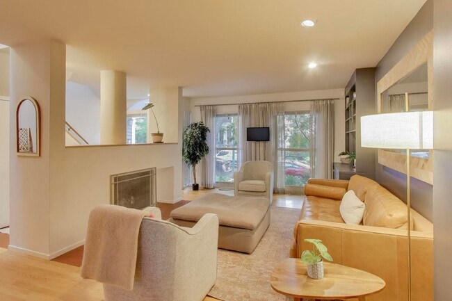 Building Photo - 3536 N Marshfield Ave