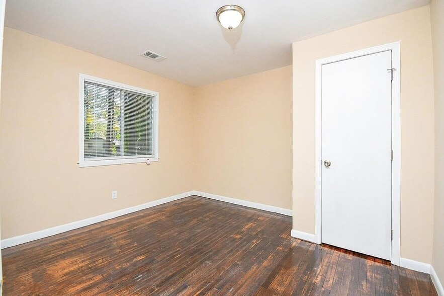 Building Photo - 185 Oak Dr SW