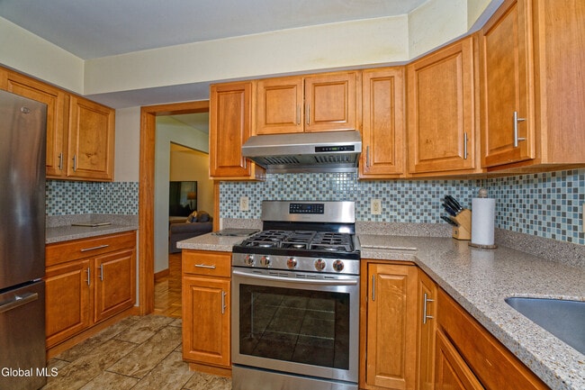 Building Photo - 5 Shamrock Cir