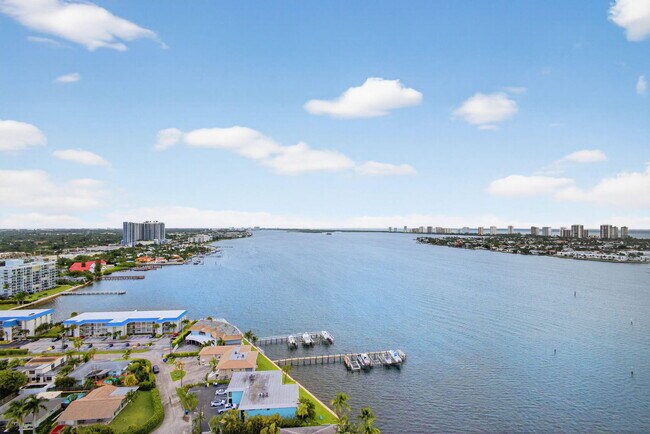 Building Photo - 2650 Lake Shore Dr