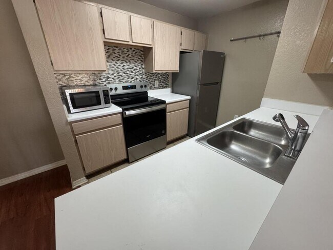 Building Photo - 5455 Vineland Rd