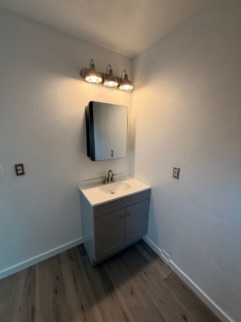 Building Photo - 4500 Willow Cir