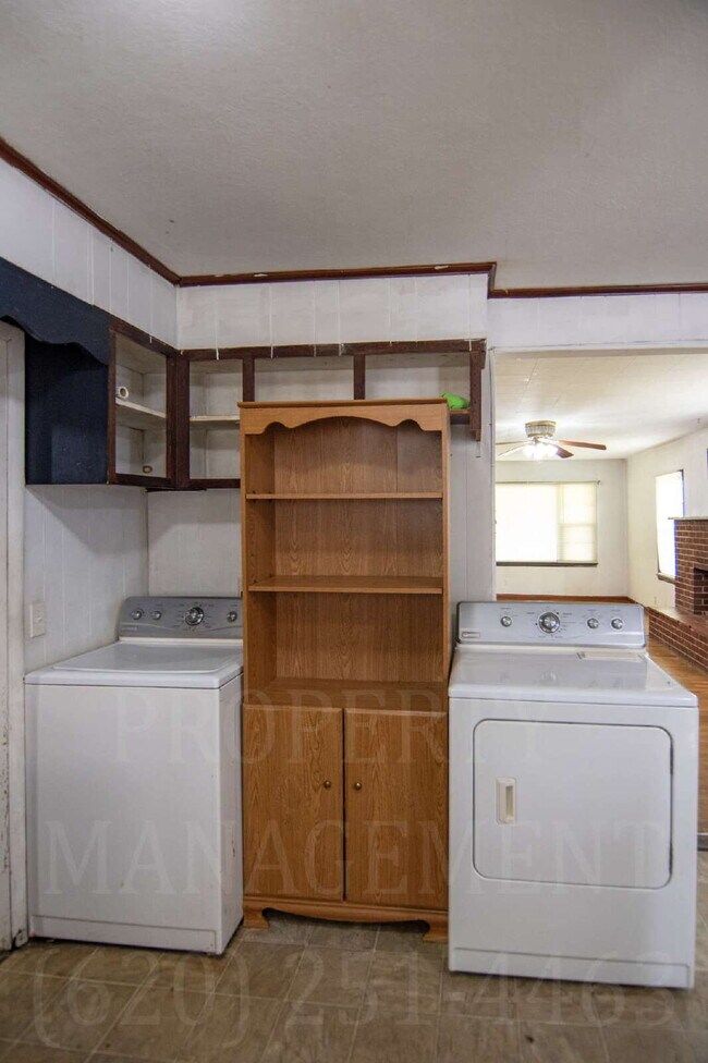 Building Photo - 3 Bedroom 1 Bath