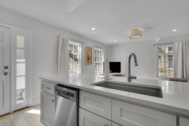 Building Photo - 702 Tattnall St