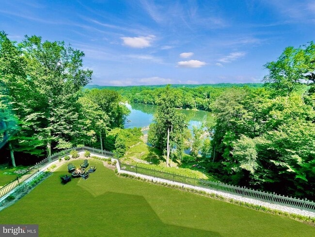 Building Photo - 612 Rivercrest Dr