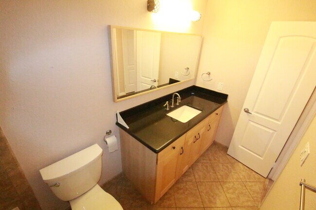 Building Photo - 2 Bedroom Upgraded Condo Close to UCSD