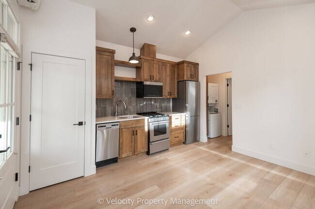 Building Photo - M712