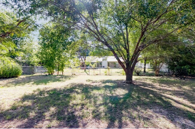 Building Photo - 2404 Andover Dr