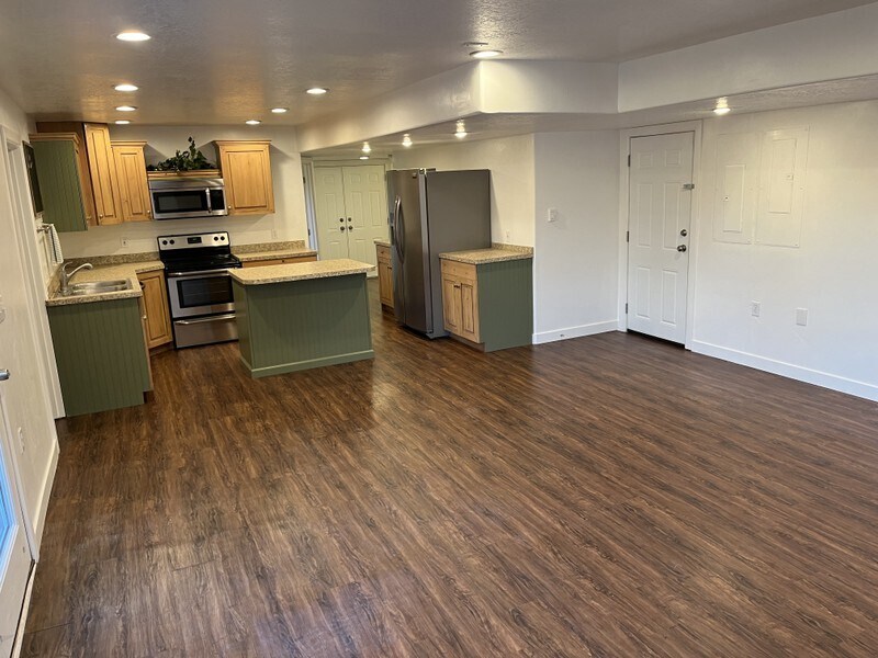 Building Photo - 862 E 140 N