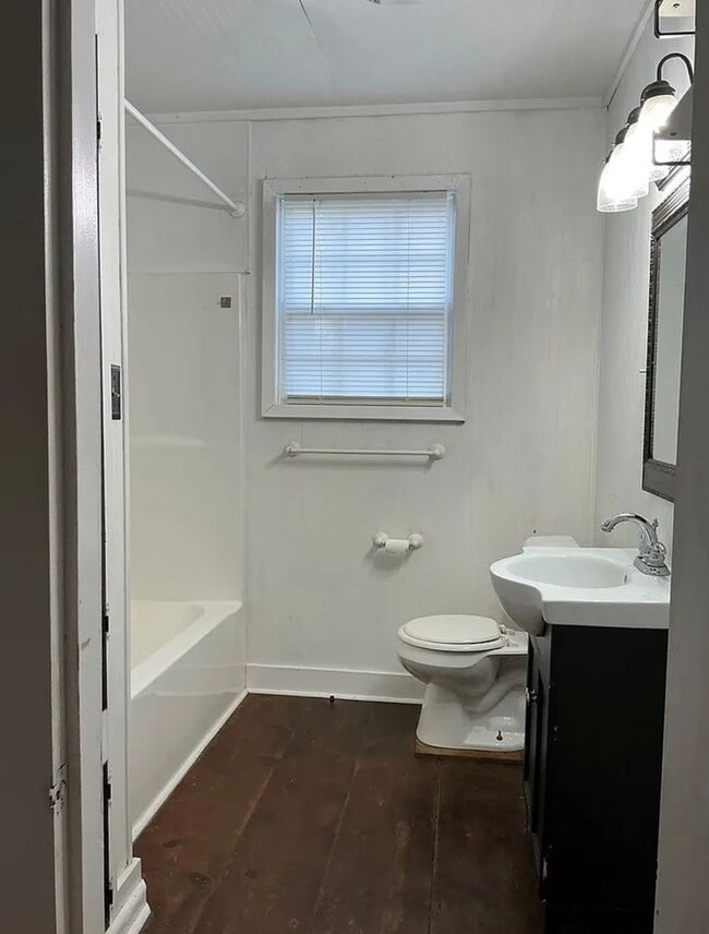 Building Photo - 2 Bed 1 Bath House