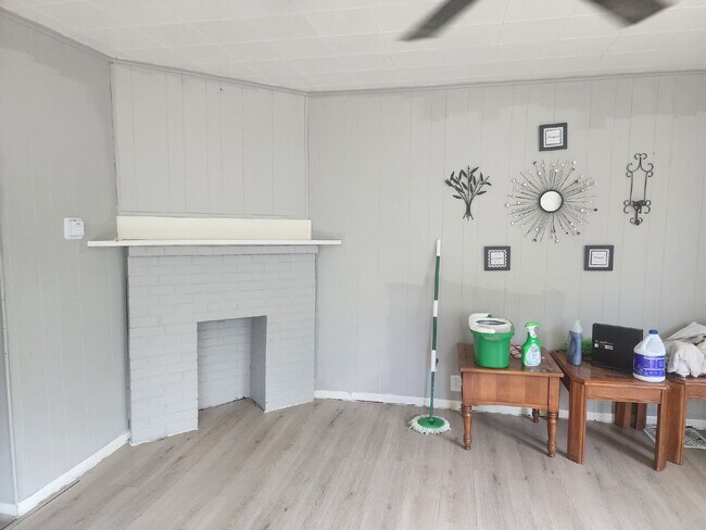 Building Photo - 2 bedroom 1 bed
