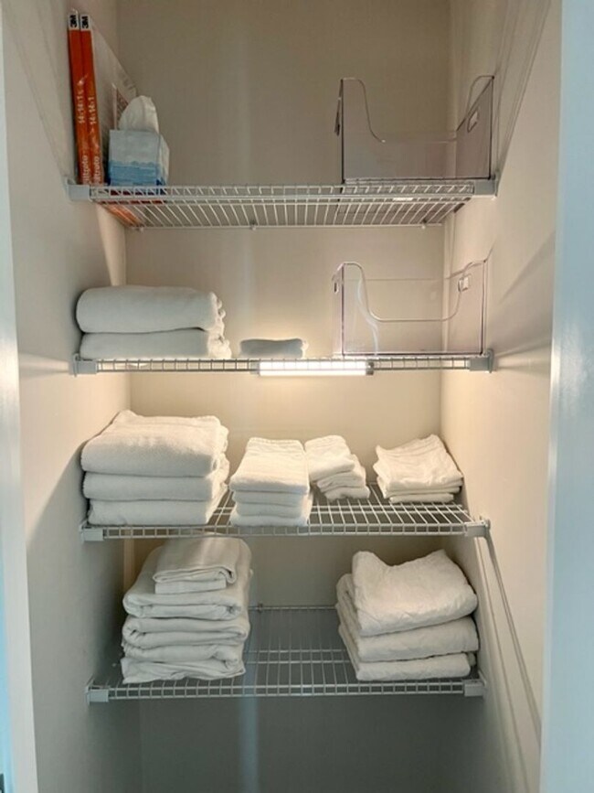 Building Photo - FULLY FURNISHED high-end beautiful 3 bedroom 3 1/2 bath home in Creekside Commons.