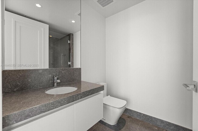 Building Photo - 17901 Collins Ave