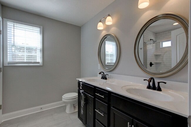 Building Photo - Luxury Home