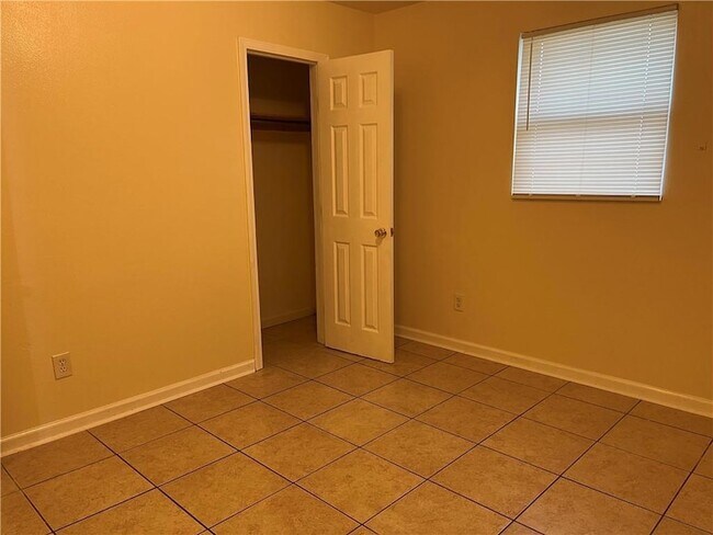 Building Photo - 4734 Shalimar Dr