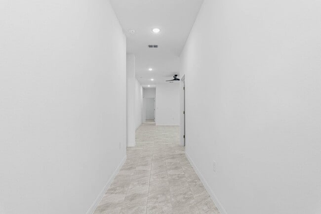 Building Photo - Available Now! 2024 Built 4/2 Single Famil...