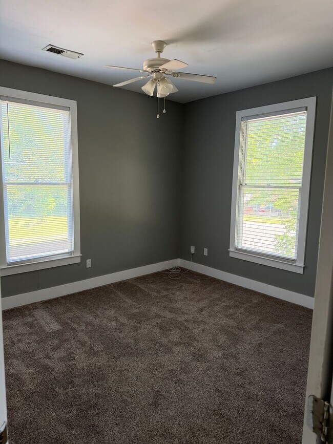 Building Photo - Spacious 2 Bedroom Walkable to Downtown