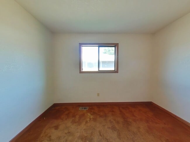 Building Photo - 4 Bedroom House ~ Albany