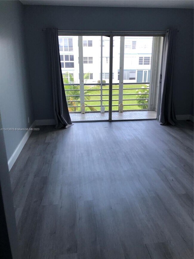 Building Photo - 2200 Park Ln