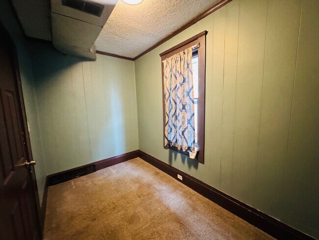 Building Photo - 3621 Sackett Ave