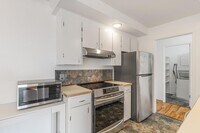 Building Photo - 1 month free!! Sweet 1/1 condo in Lake Oswego with covered parking and storage included!