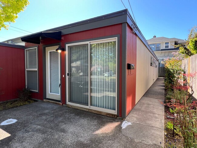 Building Photo - RICHMOND ONE BEDROOM AVAILABLE FOR IMMEDIATE MOVE-IN - SEE LISTING FOR SPECIALS!