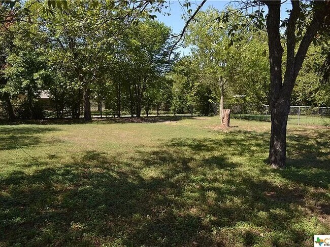 Building Photo - 3 Bed, 1 Bath with Hardwood Floors and Large Fenced Backyard