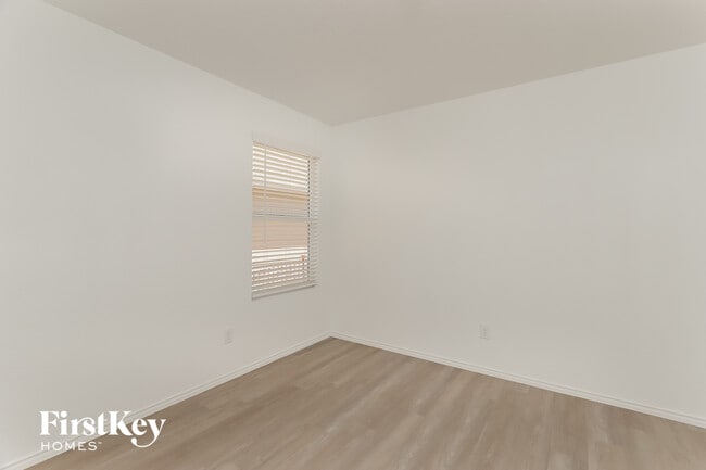 Building Photo - 10623 Vinateros Dr