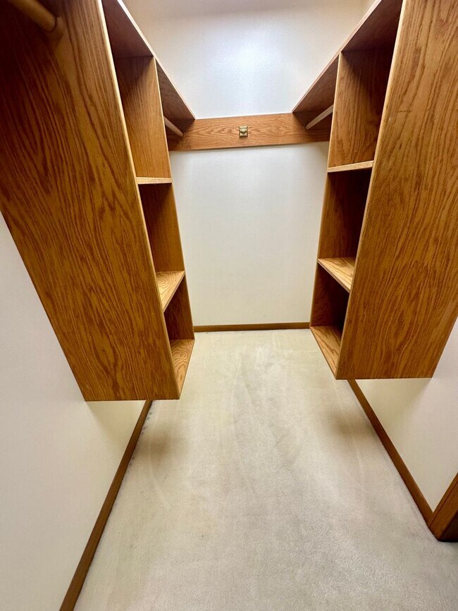 Building Photo - ALL UTILITIES INCLUDED! Spacious 1 Bed, 1 Bath Unit