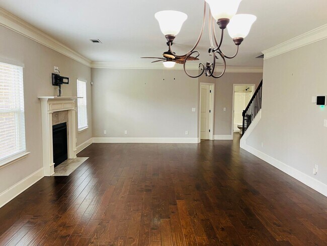 Building Photo - WOW! 5 bed, 4 full baths, brick exterior, ...