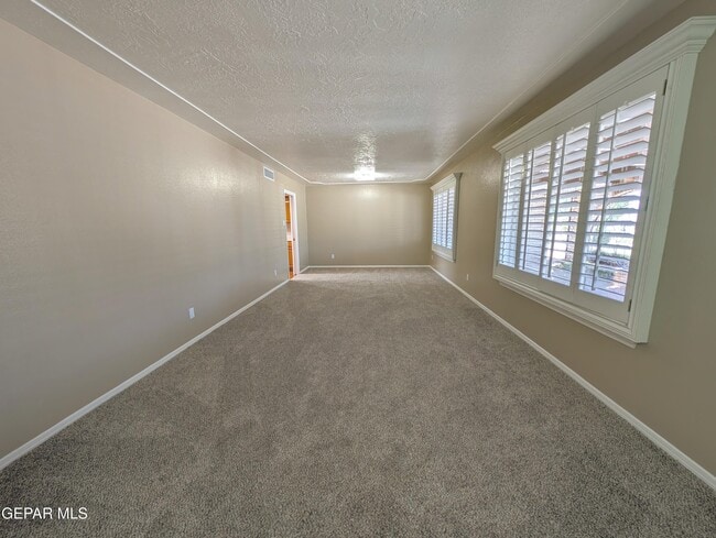 Building Photo - 612 Somerset Dr