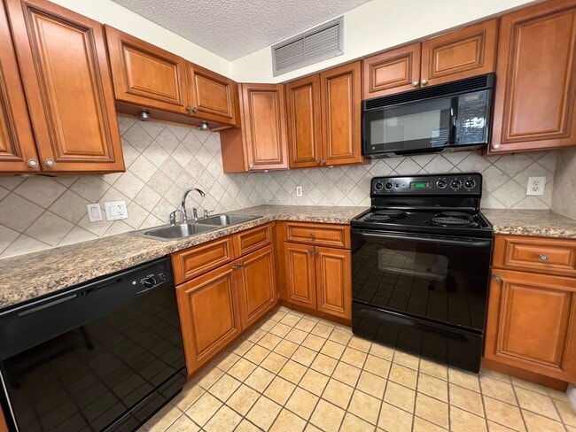 Building Photo - 1/1 Corner Unit in GATED ~ LAKEFRONT community in Altamonte Springs!